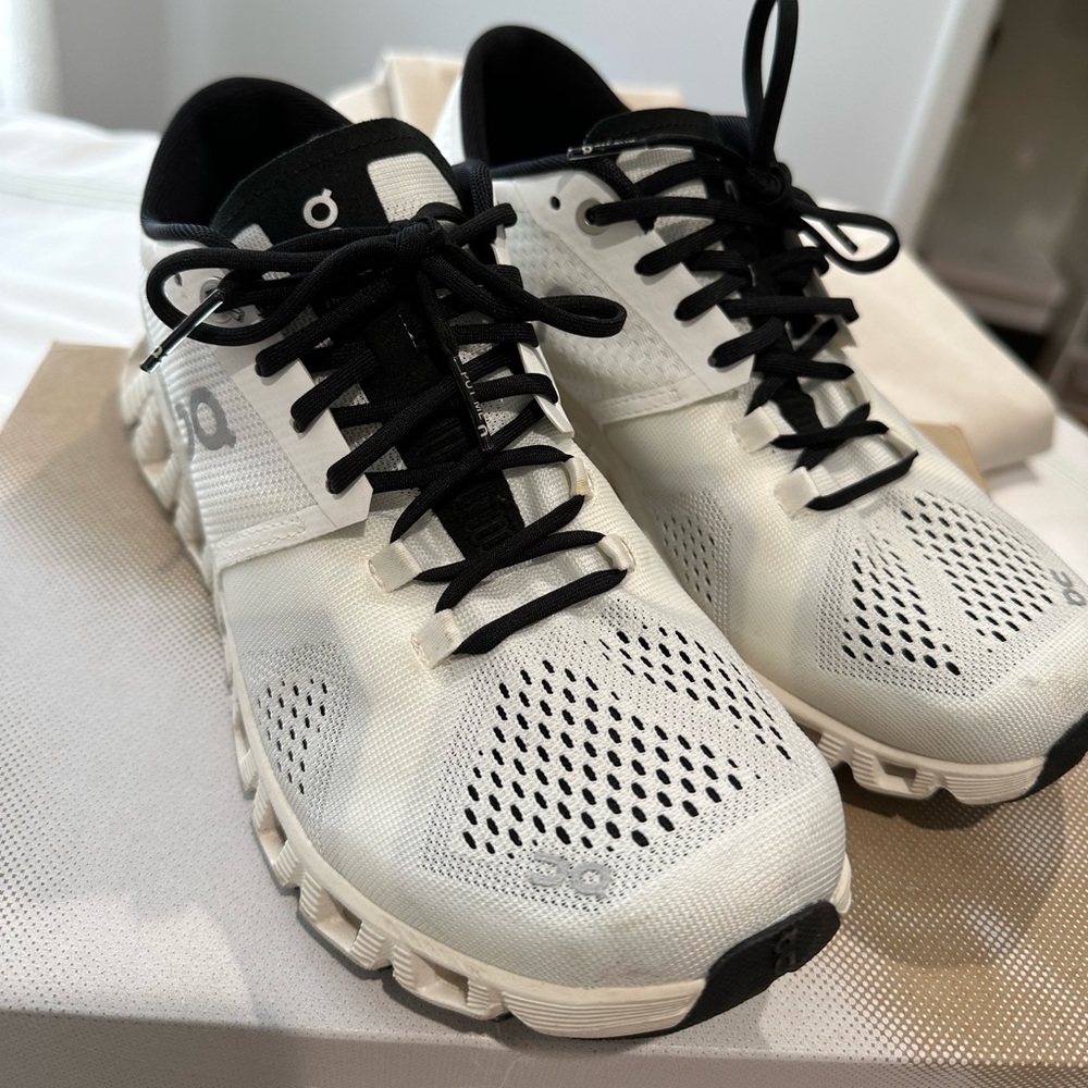 Cloud X white and black running shoes